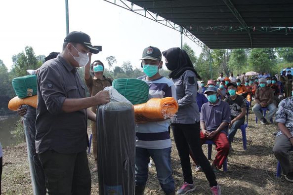 E1-4 Berdayakan Masyarakat Terdampak COVID-19 Bersih-bersih Wisata Air