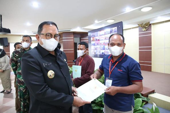 F1-1 Bupati Muba DRA Serahkan 1.600 Sertifikat Hak Milik ke Warga