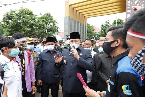 F1-4 Aksi Damai UU Ciptaker, Bupati Muba Dodi Reza Temui Mahasiswa dan Buruh