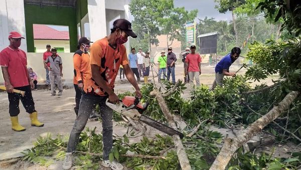 F1-6 Bersih-bersih Area Jaringan MEP, Warga Mendis Kompak Tebang Ranting Pohon