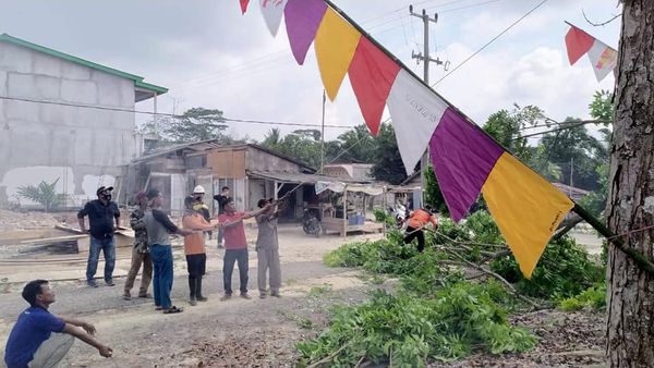 F2-6 Bersih-bersih Area Jaringan MEP, Warga Mendis Kompak Tebang Ranting Pohon