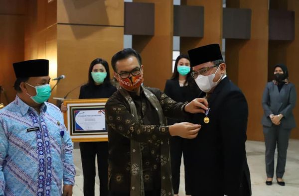 Z7 Dodi-Thia Raih Penghargaan Manggala Karya Kencana