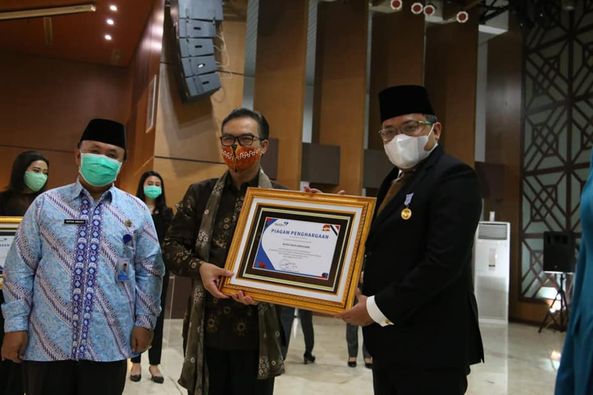 Z8 Dodi-Thia Raih Penghargaan Manggala Karya Kencana