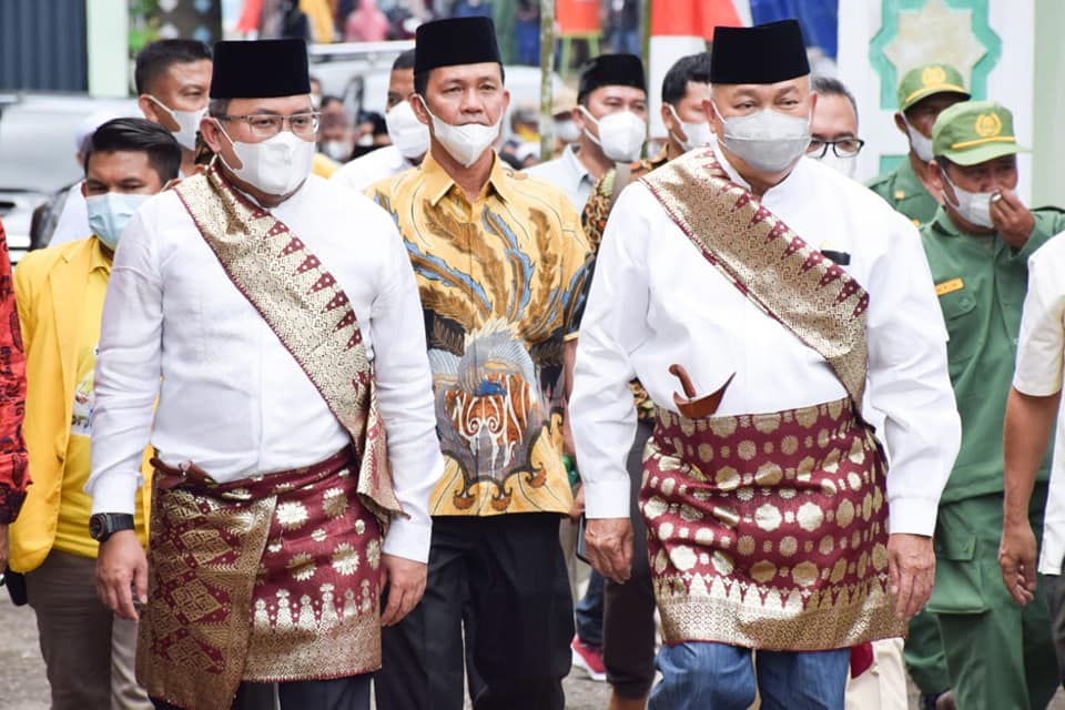 A1-1 Tomas Muara Enim Beri Gelar Hingga Sematkan Keris ke Dodi Reza