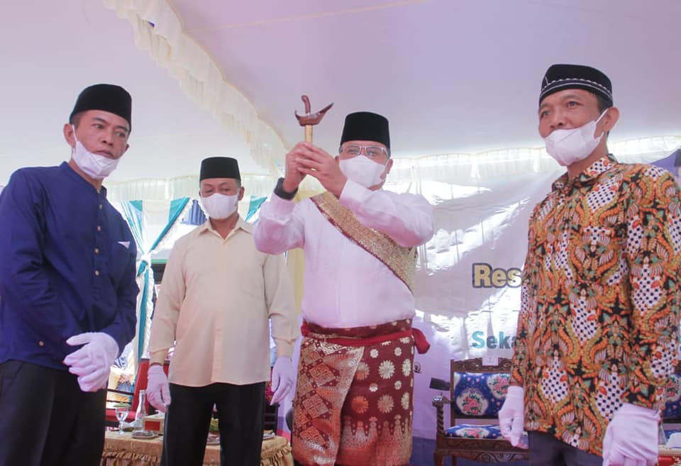 A6 Tomas Muara Enim Beri Gelar Hingga Sematkan Keris ke Dodi Reza