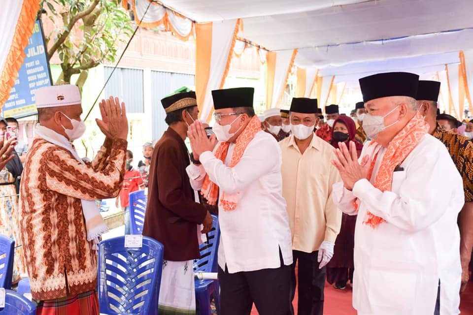 A7-1 Tomas Muara Enim Beri Gelar Hingga Sematkan Keris ke Dodi Reza