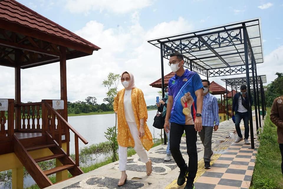 A1-7 Senator Eva Susanti Beri Apresiasi Pengembangan Objek Wisata Danau Ulak Lia, Dinilai Bangkitkan Ekonomi Kerakyatan