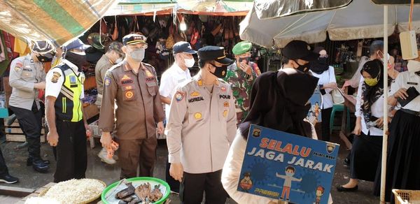 B1-17 Pemkab Muba bersama TNI-POLRI Perkuat Prokes di Pasar Tradisional