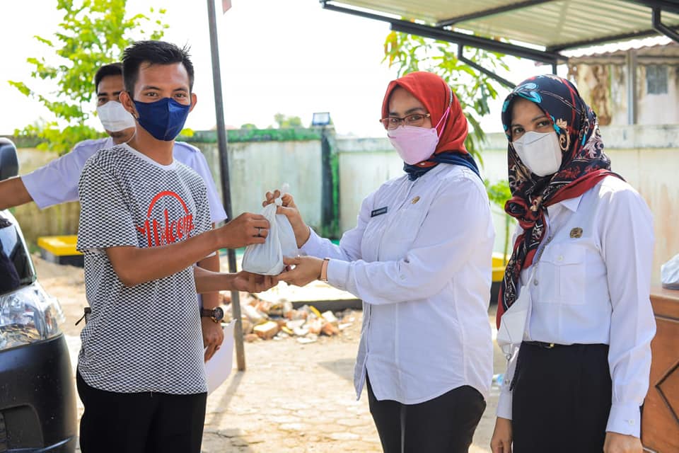 B1-23 Patuhi Prokes COVID-19, Kurban Kominfo Muba Dibagikan untuk TKK