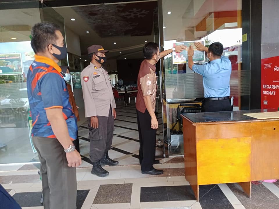 C1 Sisir Sosialisasi PPKM, Tempel Stiker di Warung dan Rumah Makan