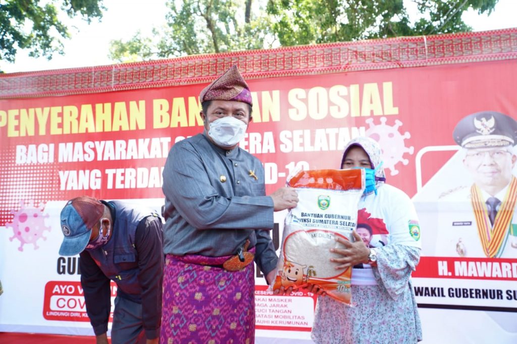 C4-12-1024x682 Herman Deru  Terus Salurkan  Bansos Untuk  Warga Terdampak Pandemi