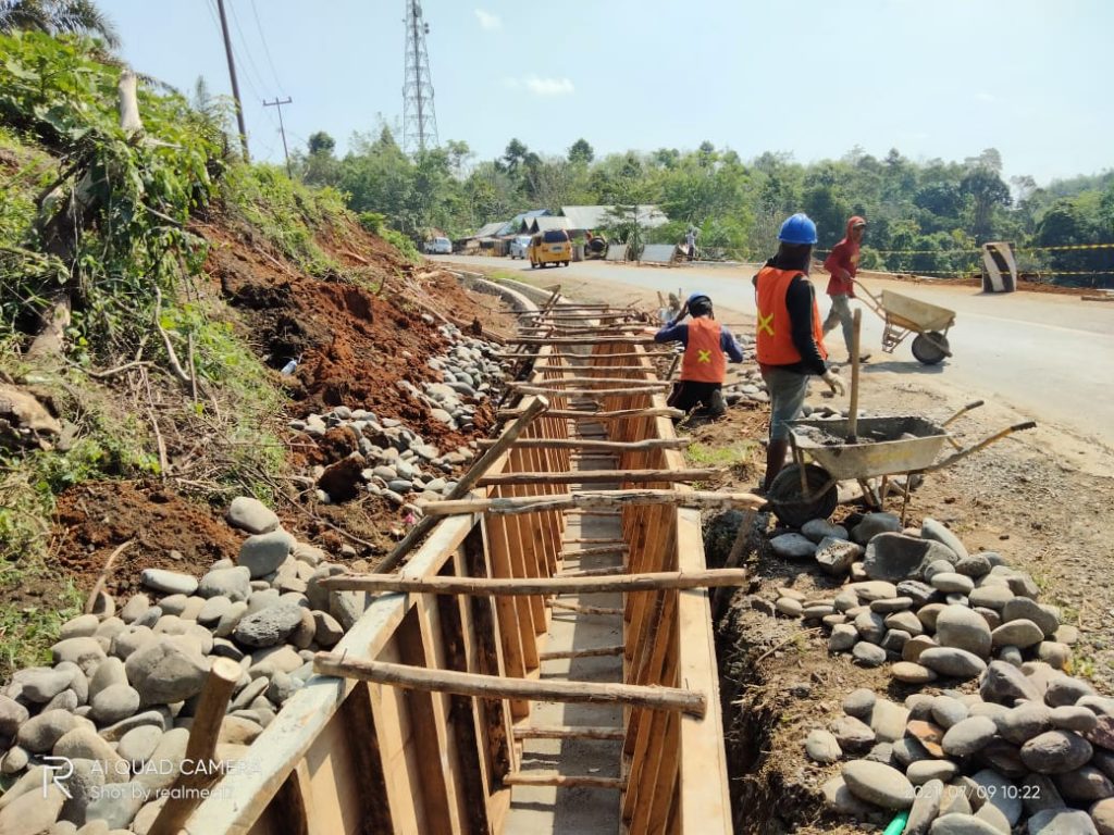A3-5-1024x768 Di Tiga Area, PT Sukses Sarrie Kintano Melakukan Pembangunan Penanganan Longsor