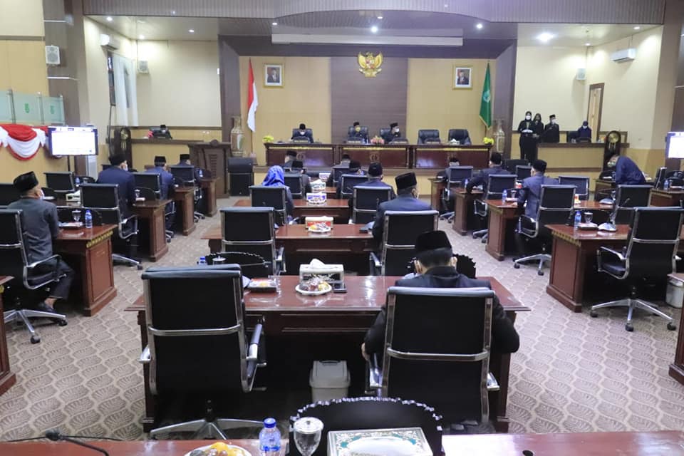 A1-1 Wabup Beni Hernedi Dengarkan Pemandangan Umum Fraksi DPRD Muba