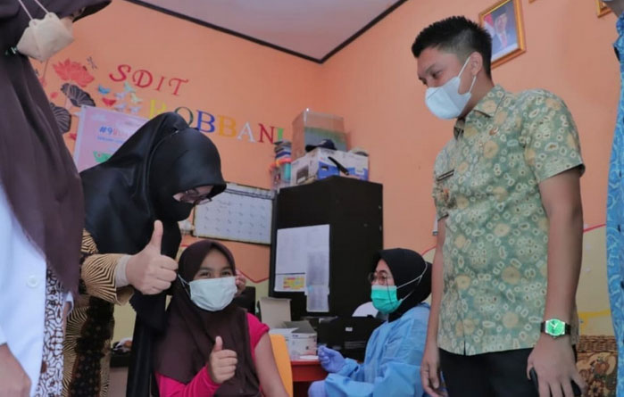 D3 Bupati Panca Tinjau Pelaksanaan Vaksinasi Terhadap Pelajar di Kabupaten Ogan Ilir