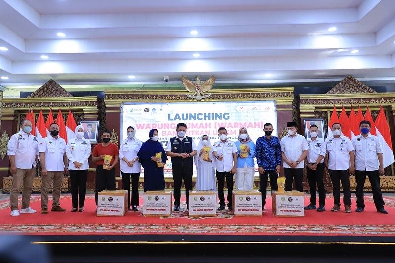 C2 Herman Deru Salurkan Bantuan Modal Bagi Pemilik Warung Rumahan Dalam Kota Palembang