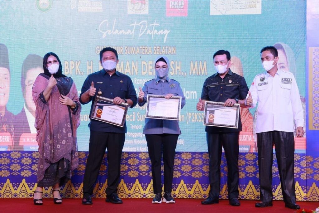 Peduli UMKM, Herman Deru Dapat Penghargaan dari Persatuan Pedagang Kecil Sumatera Selatan 