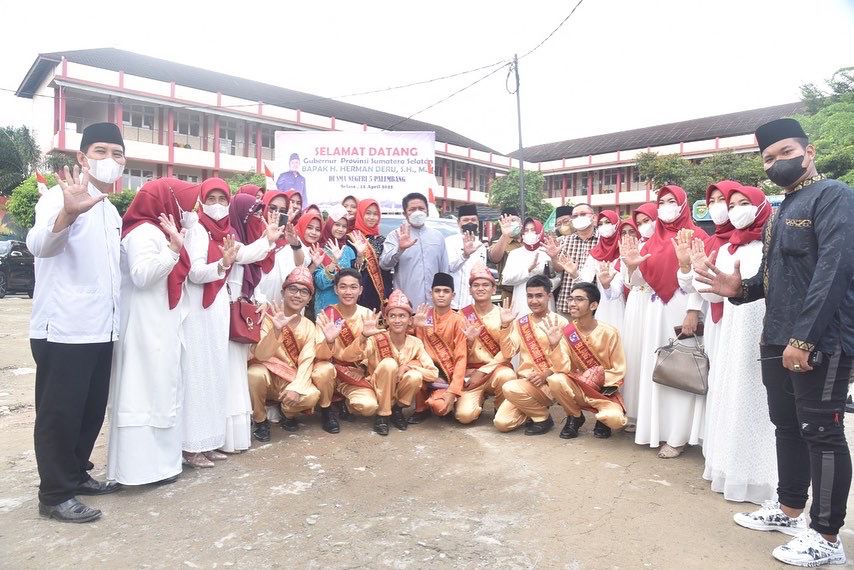 E2-1 Herman Deru : Pentingnya Keseimbangkan Antara Pengetahuan Umum dan   Ilmu Agama Bagi Milenial