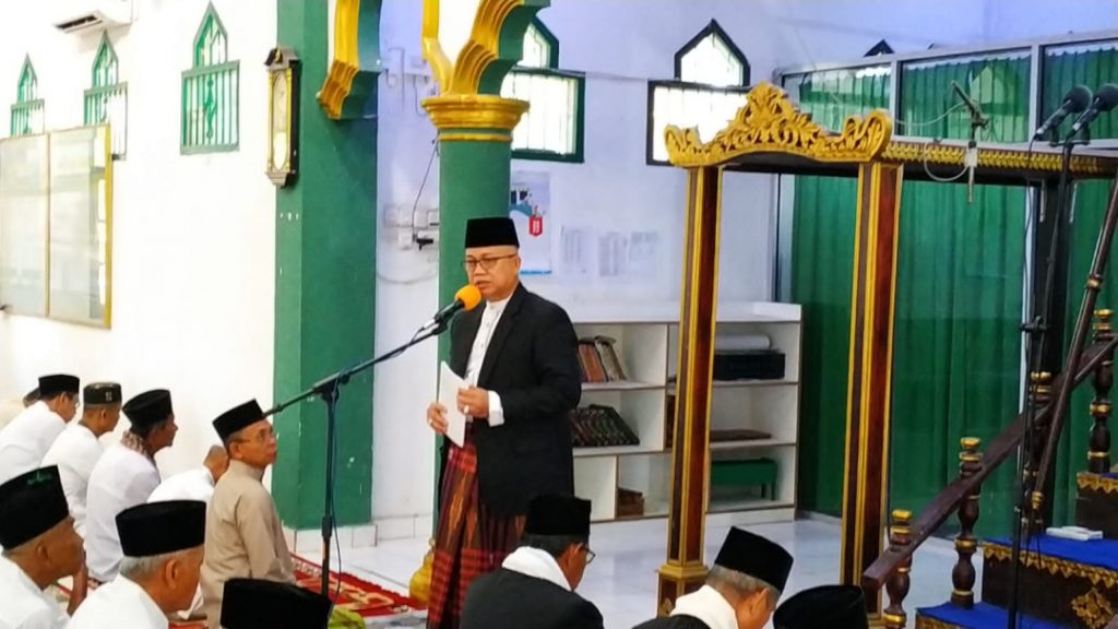 Sekda Ogan Ilir Sholat Idul Fitri di  Masjid Jami’ Darussalam, desa Palemraya