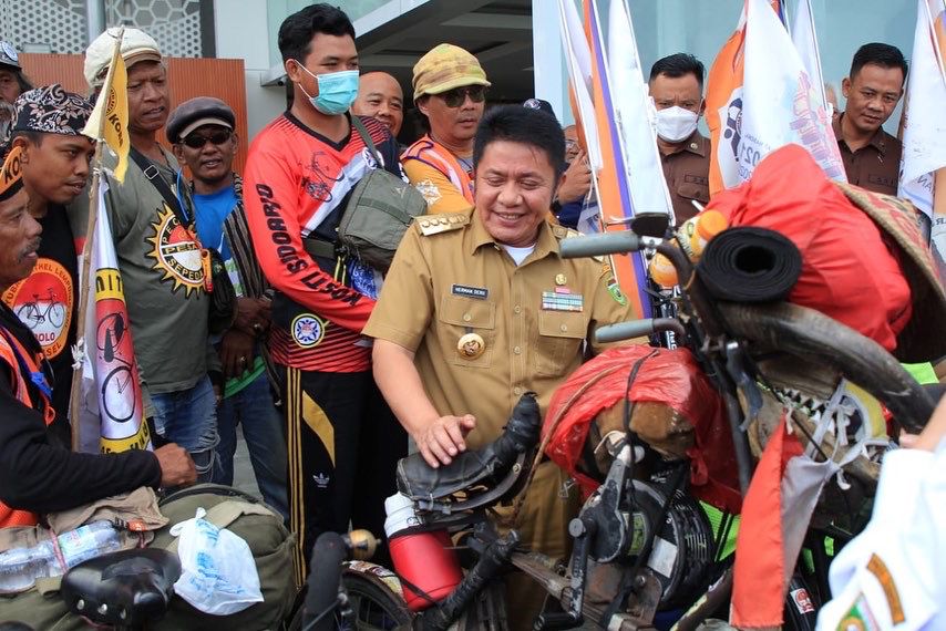 A1-1 Tempuh 1600 Km Untuk Meriahkan FORNAS VI Sumsel, Onthelis Laskar Jenggolo Diapresiasi Herman Deru