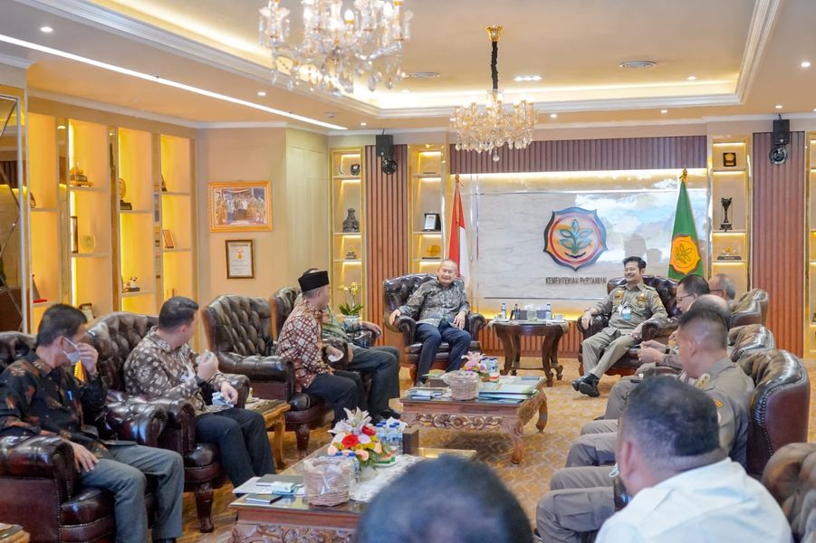 A1-5 Pj Bupati Apriyadi Lapor Progres Perkebunan di Muba Kepada Mentan RI