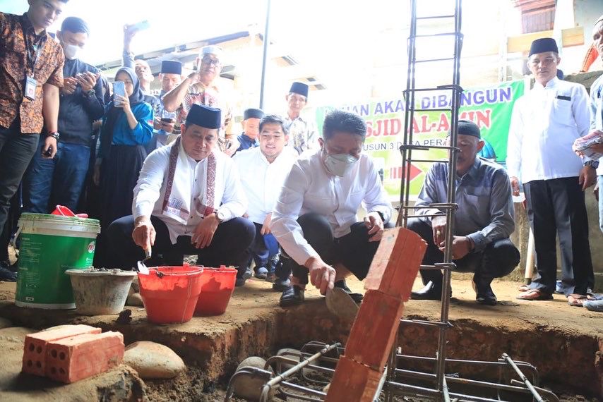 Herman Deru  Letakan Batu Pertama Tanda Dimulainya  Perluasan  Masjid Al Amin Desa Perajin