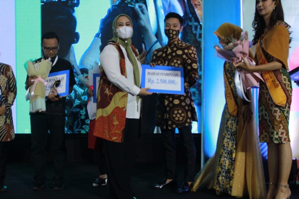 F2-1-1024x682 Gambo Muba Sabet Best Design Fashion di Ajang APKASI Expo 2022