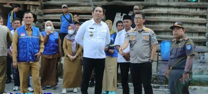 IMG-20220727-WA0005 Tinjau Lokasi Kebakaran dan Tanah Longsor, Bupati Popo Ali Martopo BCom Santuni Korban