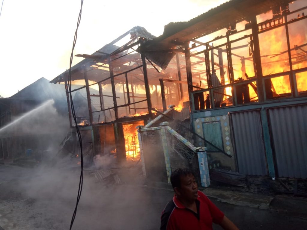 a1-3-1024x768 Si Jago Merah 'Ngamuk', Tiga Rumah di Surabaya Hangus Terbakar