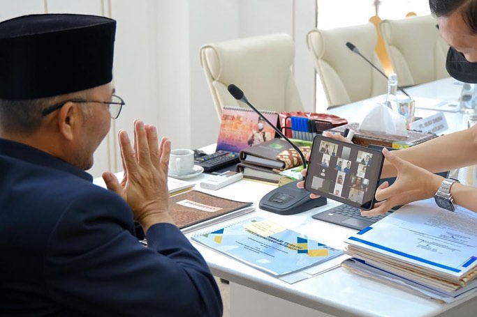 e1-2 Pj Bupati Apriyadi Sempatkan Sapa Jemaah Haji asal Muba Lewat VC