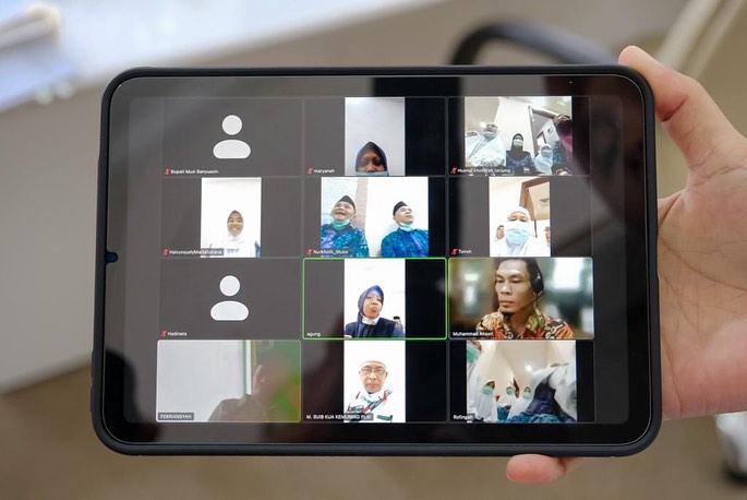 e2-1 Pj Bupati Apriyadi Sempatkan Sapa Jemaah Haji asal Muba Lewat VC