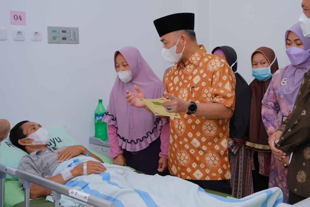 A2-2 Pj Bupati Apriyadi Beri Semangat Seluruh Pasien dari Berbagai Daerah