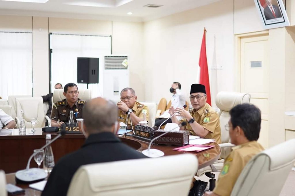 FB_IMG_1659344206788-1024x681 Pj Bupati Apriyadi Beri Tenggat Waktu Seminggu ke Yayasan