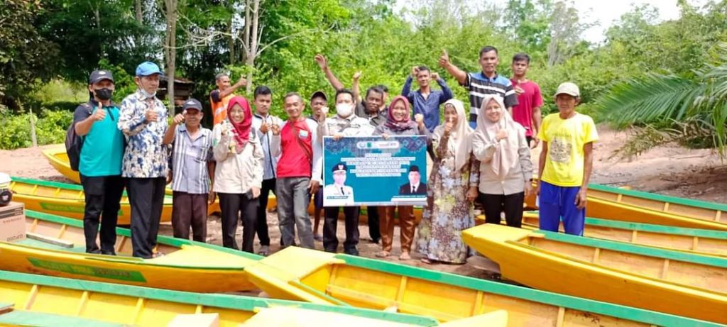 FB_IMG_1661572458102-1024x461 Pemkab Muba Beri Bantuan Perahu dan Mesin ke Nelayan Ulak Kemang
