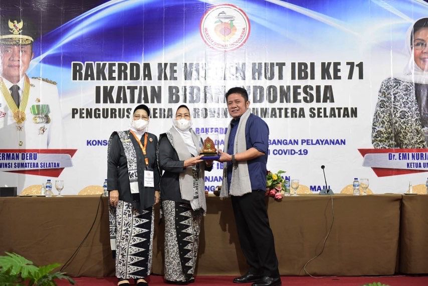 IMG_20220804_111813_202 Herman Deru :  Bidan Garda Terdepan Dalam Mencapai  Taraf Kesehatan Ibu dan Anak