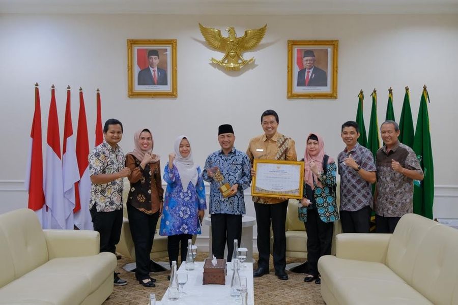 B6 Pj Bupati Apriyadi Terima Penghargaan Nirwasita Tantra dari Gubernur Sumsel