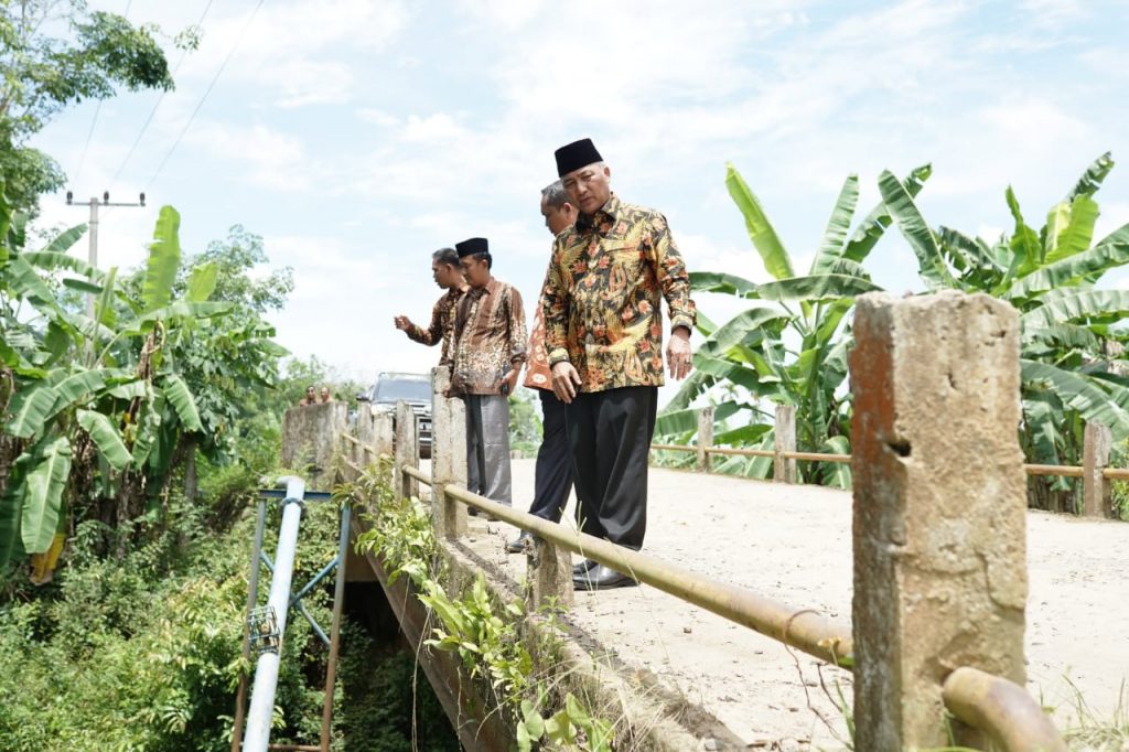 b1-1024x682 Khawatir Bakal Ambruk, Pj Bupati Apriyadi Cek Jembatan Desa Tanjung Agung Lais