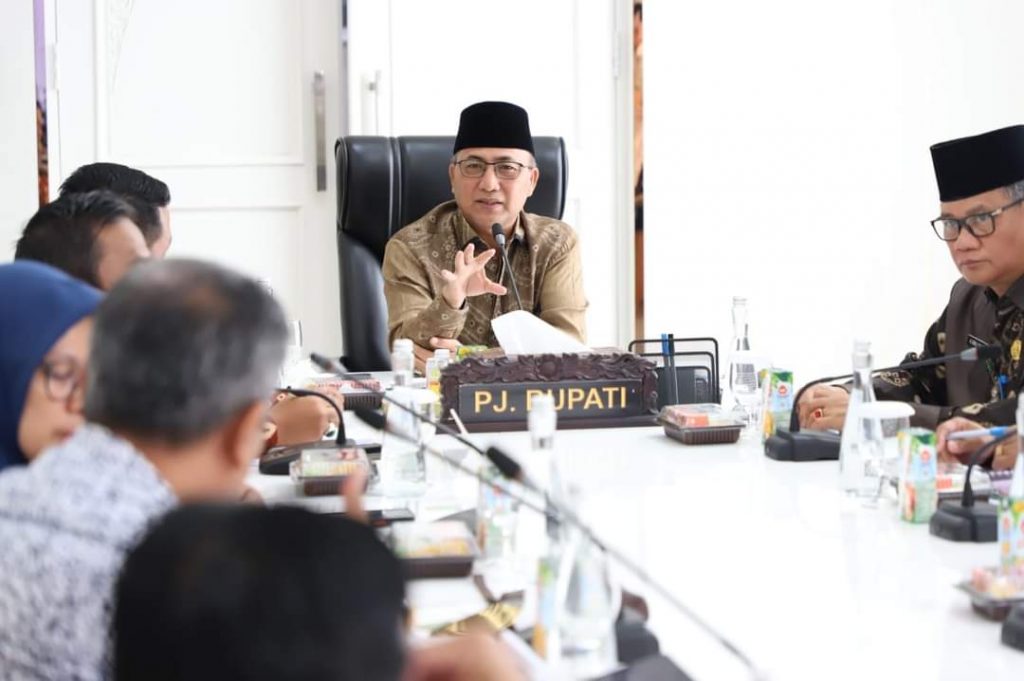 FB_IMG_1665231962177-1024x681 Pj Bupati Apriyadi Pimpin Rakor Regsosek 2022, Bersama Seluruh Camat, Kades/Lurah