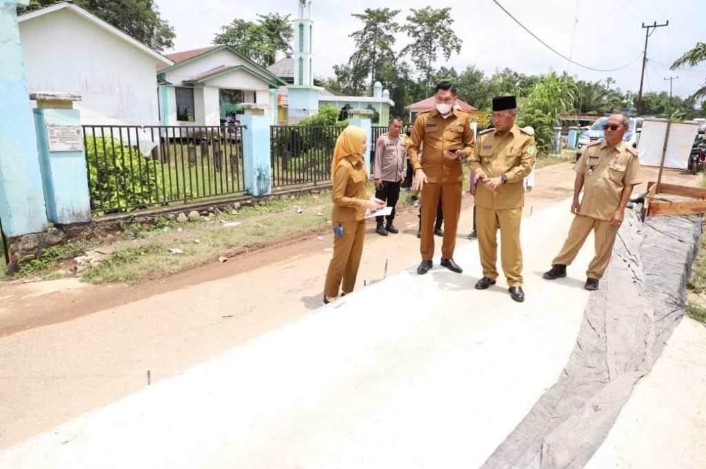 FB_IMG_1666016285596-1024x681 Pj Bupati Apriyadi Monitor Pilkades Hingga Tinjau Perbaikan Jalan di Desa Napal