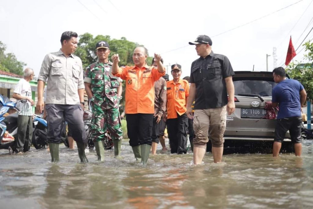 FB_IMG_1666306659151-1024x683 Sungai Keruh Meluap Puluhan Rumah Terendam, Pj Bupati Apriyadi Sambangi Warga