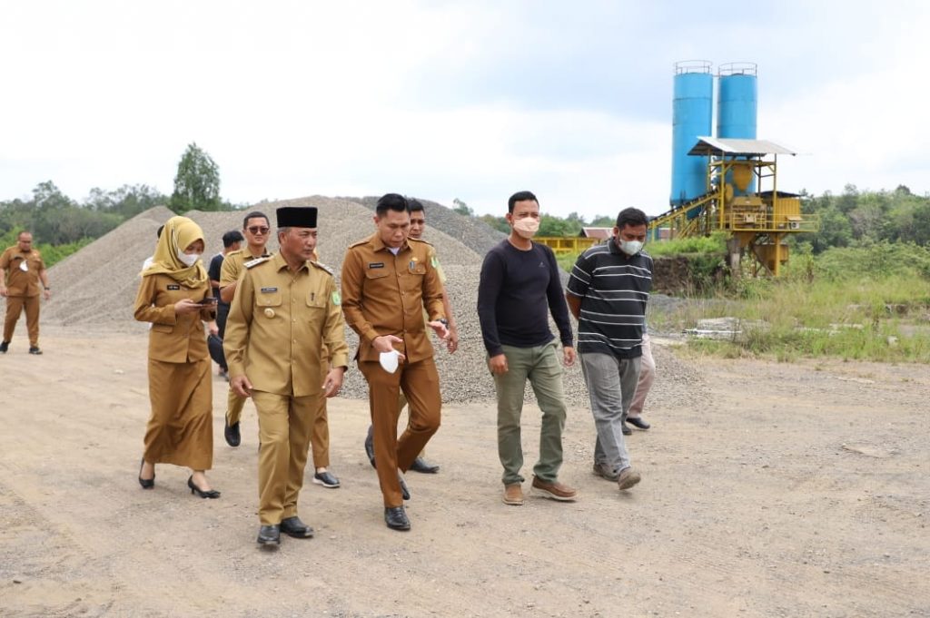 a2-2-1024x681 Usai Meninjau Perbaikan Jalan di Muba , Pj Bupati Apriyadi Mampir Mengecek Batching Plant Milik Warga