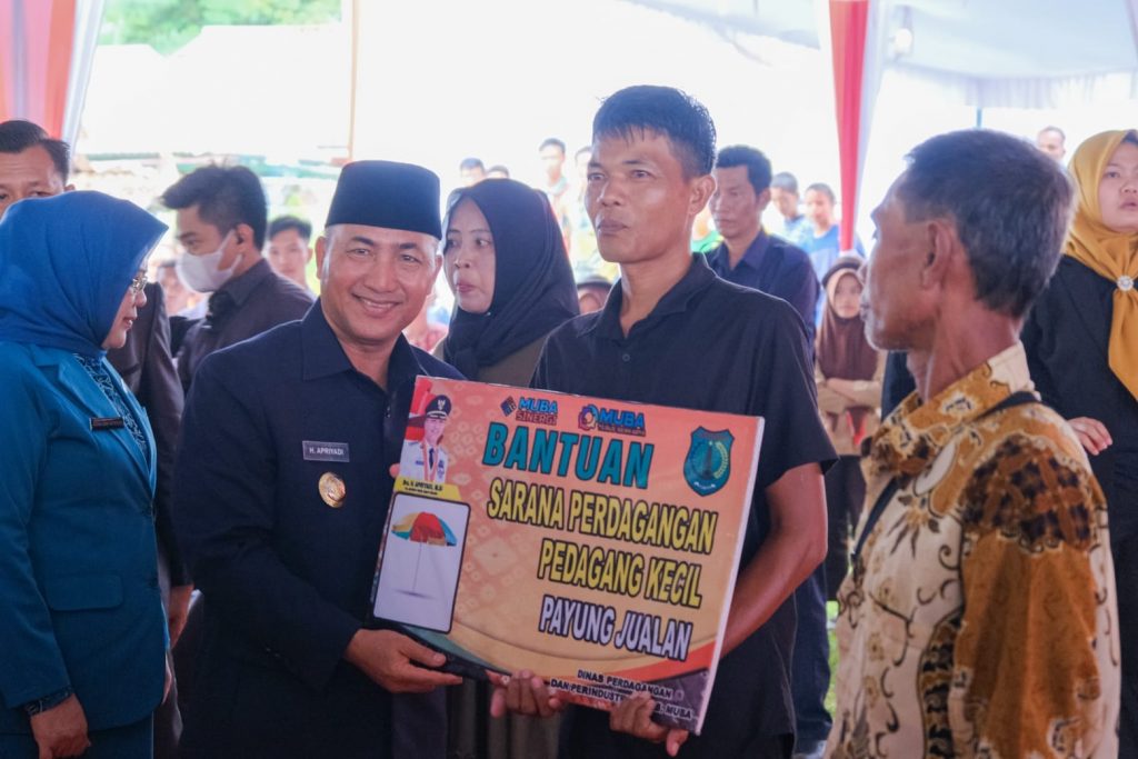 A1-1-1024x683 Tokoh Adat dan Warga Sungai Keruh Beri Tumpeng untuk Pj Bupati Apriyadi