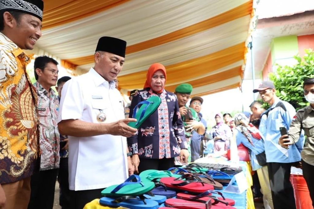 FB_IMG_1667654077282-1024x681 Seribu Sandal Jepit Made in Plakat Tinggi Dibagikan untuk Masjid di Muba