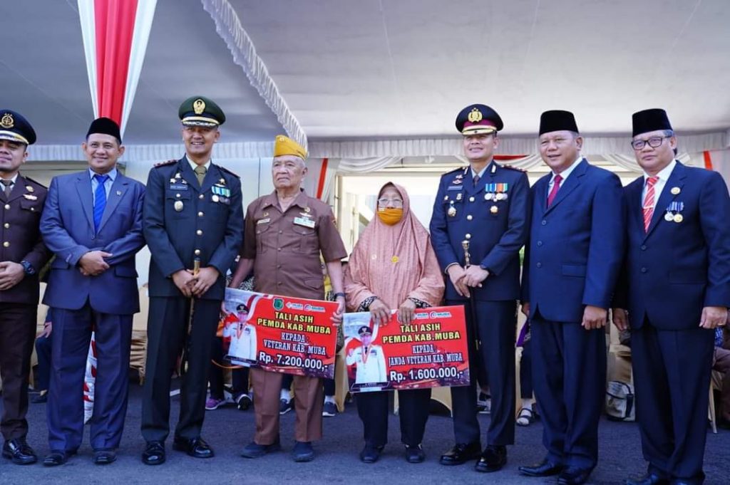 FB_IMG_1668084865966-1024x681 Peringati Hari Pahlawan ke-77, Pemkab Muba Berikan Puluhan Bantuan kepada LVRI