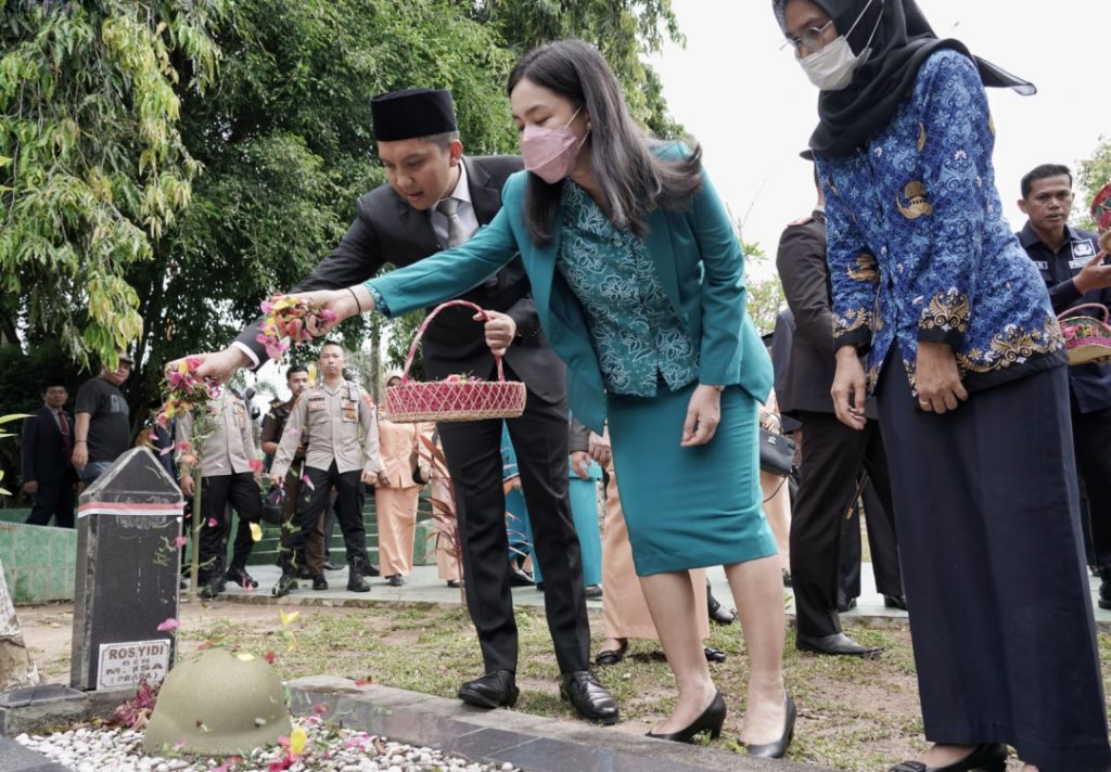 a6-1024x712 Peringati Hari Pahlawan ke 77 Bupati Panca Melakukan Tabur Bunga di Makam Para Pahlawan