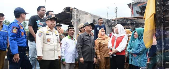z4 Pemkab OKU Selatan Salurkan Bantuan Kepada Korban Kebakaran di Kelurahan Pasar Muaradua
