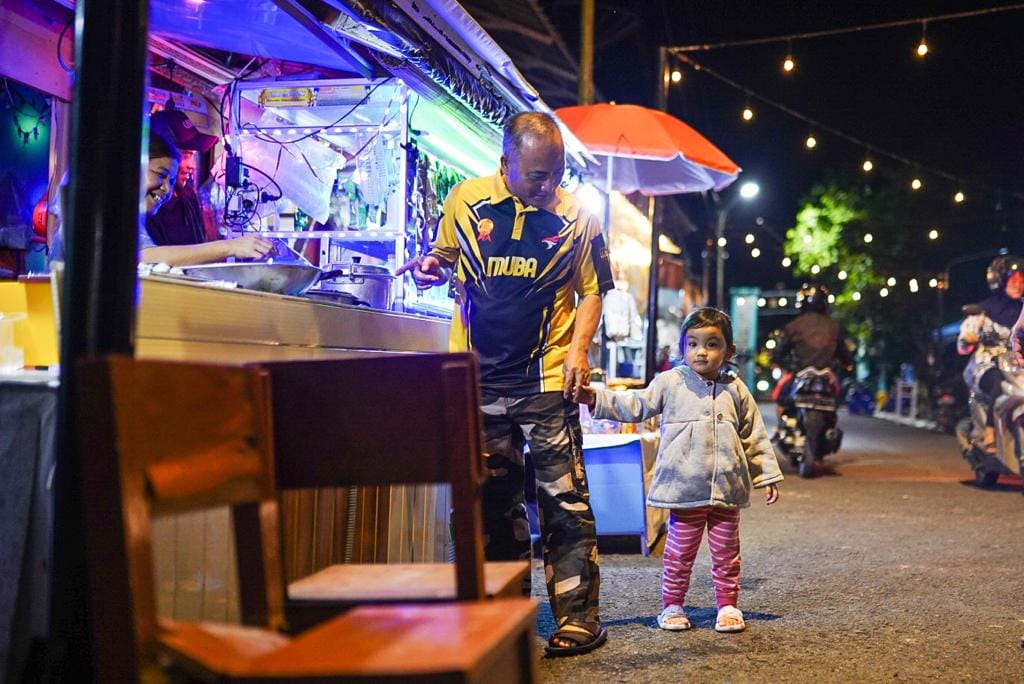 A4-7 Bareng Cucu, Pj Bupati Apriyadi Berburu Kuliner di Pinggir Sungai Musi