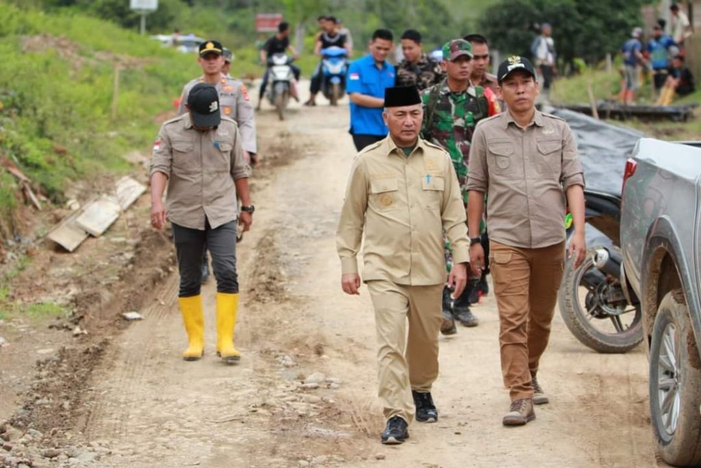 FB_IMG_1680228618058-1024x683 Jalan Rusak di Jirak Jaya Diperbaiki, Minta Warga Jaga dan Awasi