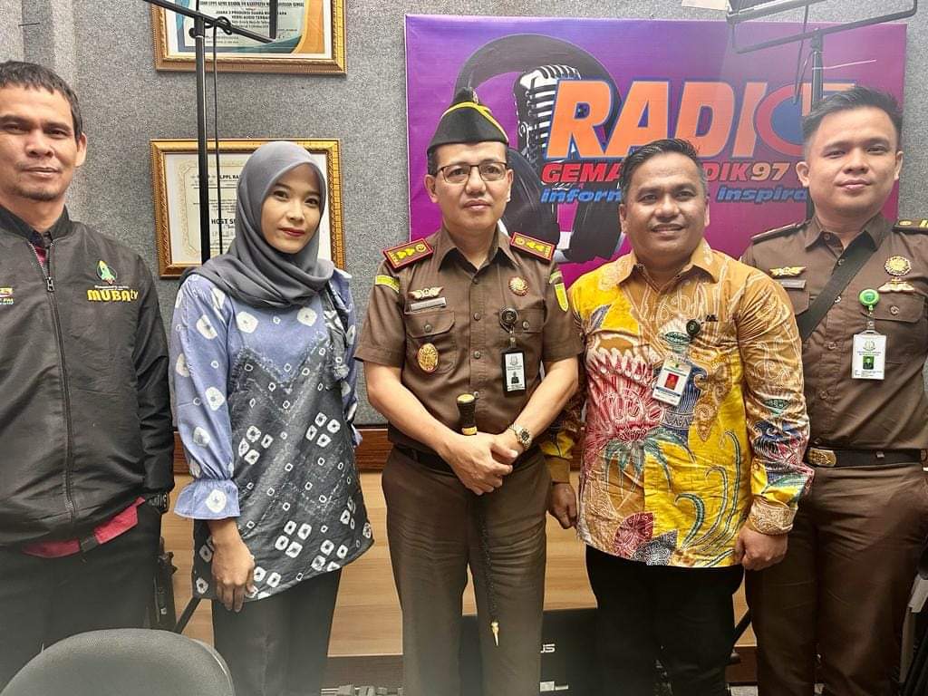 FB_IMG_1680228863908 Melalui Program “Jaksa Menyapa” Kajari Muba Romy Rozali Live Podcast di RGR Sapa Warga Muba