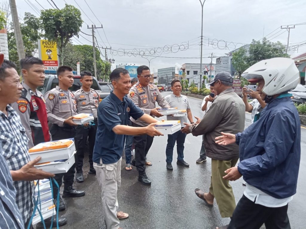IMG-20230310-WA0035-1024x768 Jum'at Barokah, Polres Lubuklinggau Bersama PWI Lubuklinggau Kembali Bagikan Nasi Kotak