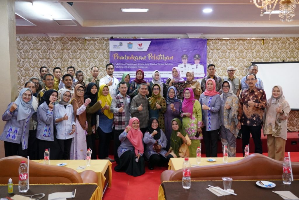 a9-1024x685 Wabup Ardani Membuka Pelatihan Digitalisasi Laporan Koperasi dan Pelatihan Pewarnaan Alami Pelaku UMKM